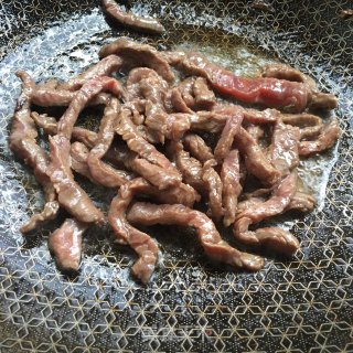 西芹木耳炒牛柳的做法步骤：4