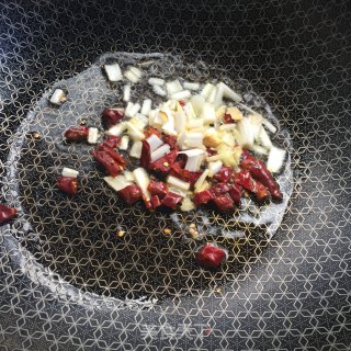 西芹木耳炒牛柳的做法步骤：5