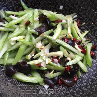 西芹木耳炒牛柳的做法步骤：6