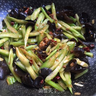 西芹木耳炒牛柳的做法步骤：7
