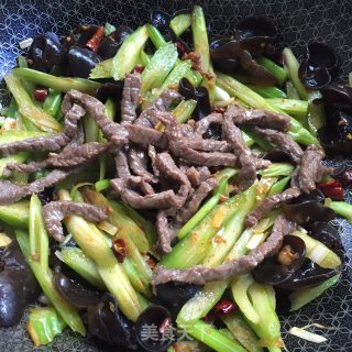 西芹木耳炒牛柳的做法步骤：8