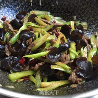 西芹木耳炒牛柳的做法步骤：9