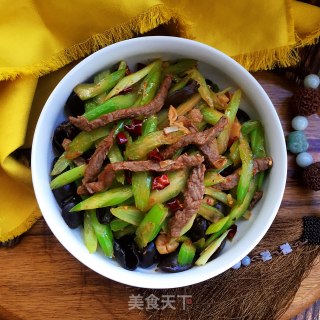 西芹木耳炒牛柳的做法步骤：12