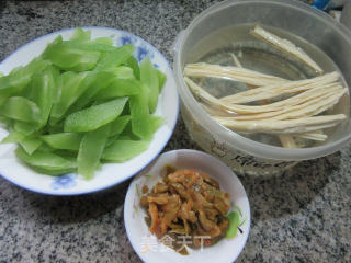榨菜丝腐竹炒莴笋的做法步骤：1