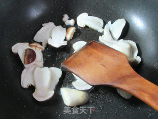 松茸炒青菜的做法步骤：4