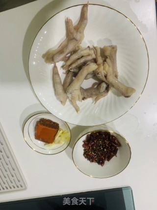 麻辣鸡爪的做法步骤：1