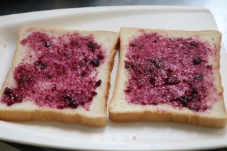蓝莓酱吐司片的做法步骤：2