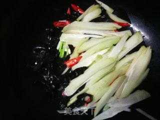 家常小炒：佛手瓜炒木耳的做法步骤：4