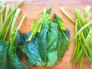 清炒菠菜的做法步骤：1