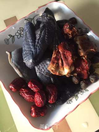 灵芝乌鸡汤的做法步骤：1