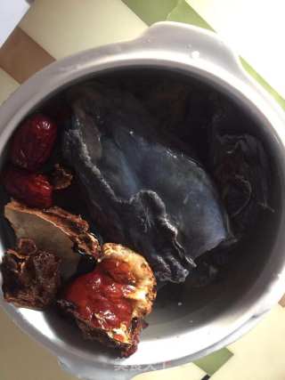 灵芝乌鸡汤的做法步骤：2