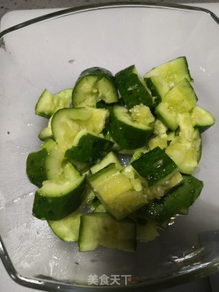＃快手营养餐＃芥末酱拌黄瓜的做法步骤：2