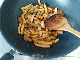 青蒜香干回锅肉的做法步骤：7