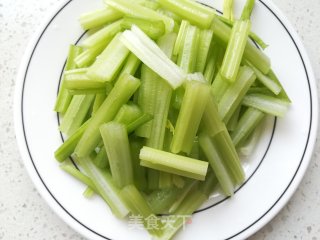 肉末香干炒芹菜的做法步骤：2