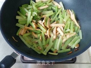 肉末香干炒芹菜的做法步骤：6