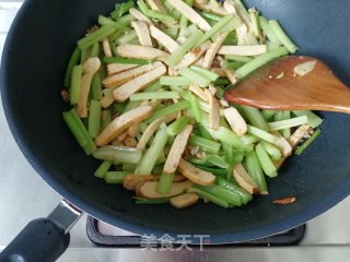 肉末香干炒芹菜的做法步骤：7