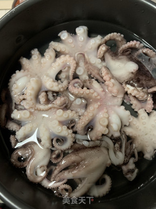 红油八爪鱼的做法步骤：1