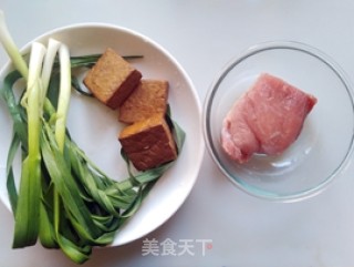 青蒜香干炒肉丝的做法步骤：1