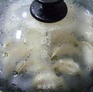 西葫芦肉馅锅贴的做法步骤：7