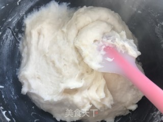 软到舍不得捏的牛奶卷的做法步骤：2