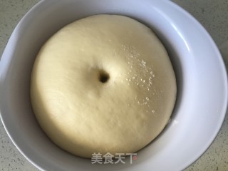 软到舍不得捏的牛奶卷的做法步骤：7