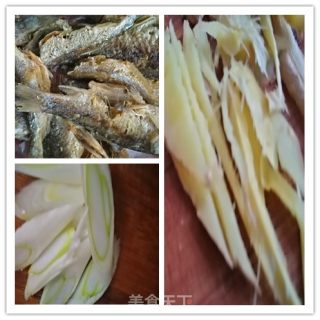 小咸鱼炒萝卜的做法的做法步骤：2
