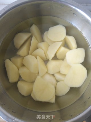 虎皮鹌鹑蛋烧土豆的做法步骤：1