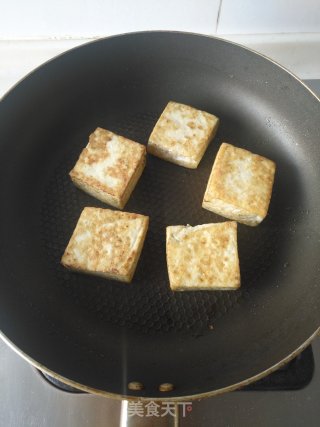 青椒炒臭豆腐的做法步骤：1