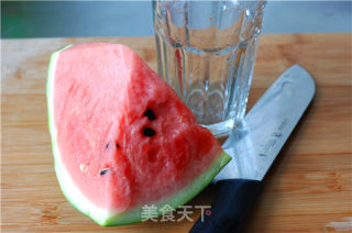 鲜榨西瓜汁的做法步骤：1
