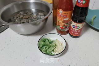 泰式甜辣炒蚬的做法步骤：2