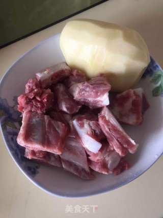土豆烧排骨的做法步骤：1