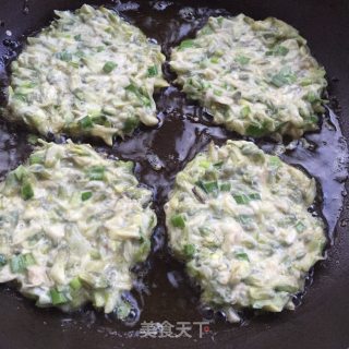 香煎韭菜槐花饼的做法步骤：5