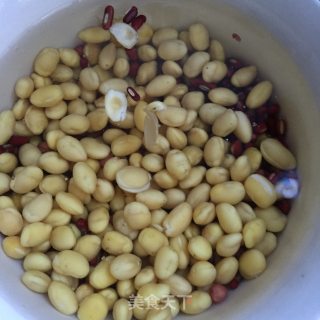 三豆豆浆的做法步骤：1