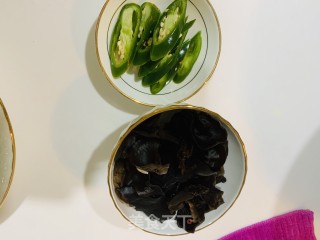 山药木耳炒瘦肉的做法步骤：1