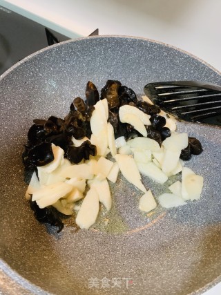 山药木耳炒瘦肉的做法步骤：4