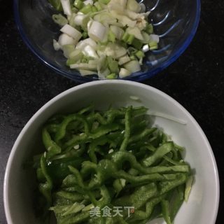 青椒土豆丝卷饼的做法步骤：2