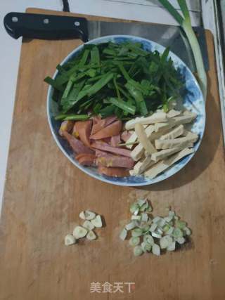 韭菜炒豆干玉米肠的做法步骤：1