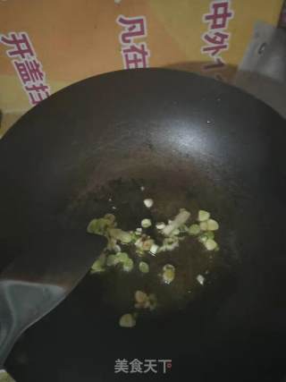 韭菜炒豆干玉米肠的做法步骤：2