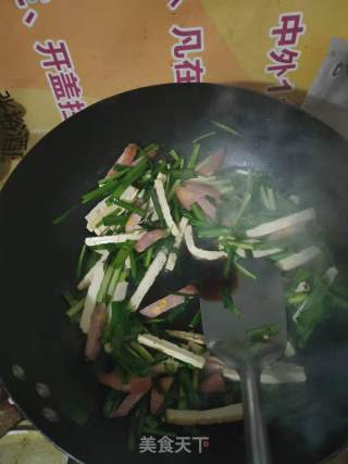 韭菜炒豆干玉米肠的做法步骤：3