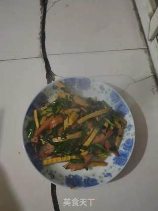 韭菜炒豆干玉米肠的做法步骤：5