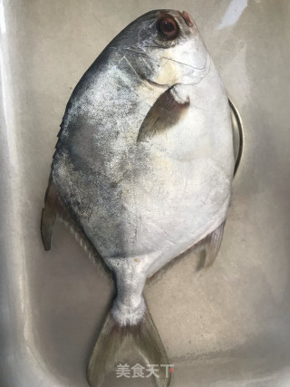 清蒸金鲳鱼的做法步骤：1