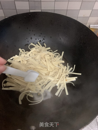 芦蒿炒千张的做法步骤：3