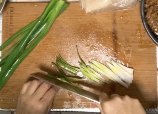 青蒜胡萝卜丝炒鸭杂的做法步骤：1