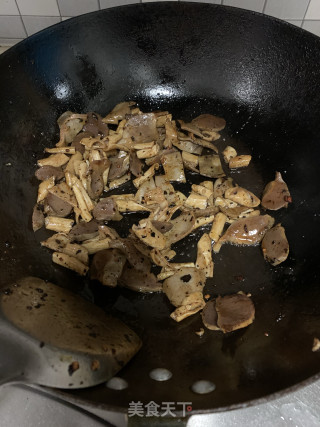 青蒜胡萝卜丝炒鸭杂的做法步骤：4
