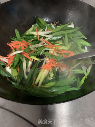 青蒜胡萝卜丝炒鸭杂的做法步骤：5