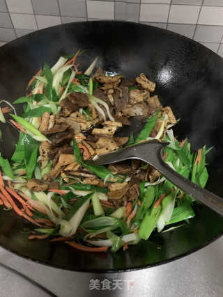 青蒜胡萝卜丝炒鸭杂的做法步骤：6