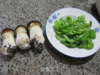 松茸炒青椒的做法步骤：1