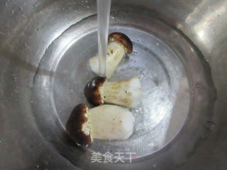 松茸炒青椒的做法步骤：2