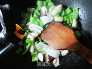 松茸炒青椒的做法步骤：7
