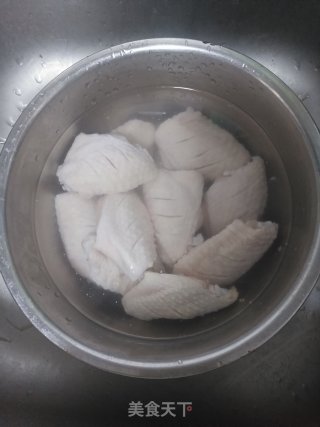鸡翅大虾三汁焖锅的做法步骤：1